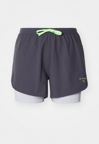 Grå treningsshorts med en limegrønn snor. Har et lagdelt design med lysegrå indershorts. Inkluderer "HYROX"-logo i grønn.