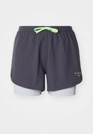 Shorts de sport gris avec un cordon de serrage vert lime. Présente un design à plusieurs couches avec des shorts intérieurs gris clair. Comprend le logo "HYROX" en vert.