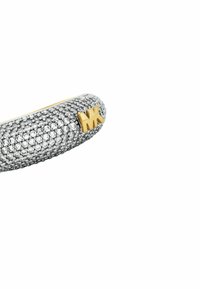 Pulsera de plata con una superficie texturizada que presenta brillantes de cristal claros y un acento del logo MK en tono dorado en un lado.