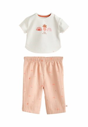 Tenue pour bébé avec un haut blanc à manches courtes rayé orné de motifs de soleil, d'ananas et d'arc-en-ciel avec le texte « hello sunshine », associé à un pantalon pêche à taille élastique.