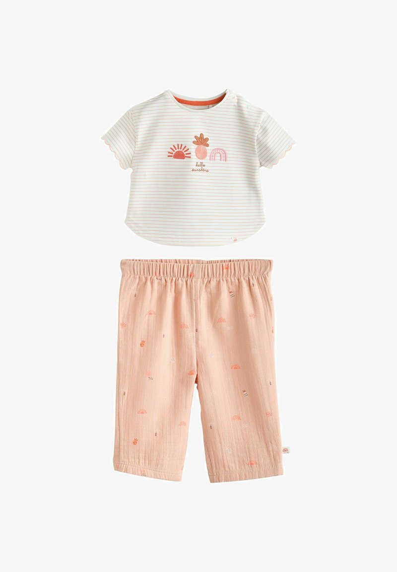 Tenue pour bébé avec un haut blanc à manches courtes rayé orné de motifs de soleil, d'ananas et d'arc-en-ciel avec le texte « hello sunshine », associé à un pantalon pêche à taille élastique.