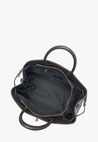 Skórzana torba typu tote w ciemnobrązowym kolorze z dwoma uchwytami, otwartym wierzchem i kontrastowym czarnym wnętrzem. Wyposażona w kieszeń na zamek oraz gładką fakturę.