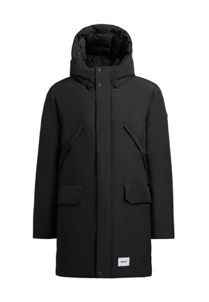 Parka aislante negra con capucha, que cuenta con dos bolsillos frontales y una solapa, fabricada con un tejido suave y resistente al agua.