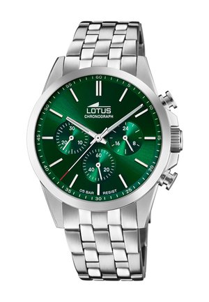 Montre chronographe en acier inoxydable argenté avec un cadran texturé vert foncé, trois sous-cadrans et des index lumineux. Elle est dotée d'un bracelet en maillons métalliques.