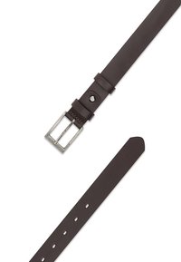 Brązowy skórzany pasek z prostokątną srebrną klamrą metalową, z wieloma otworami do regulacji i gładką teksturą na całej długości.