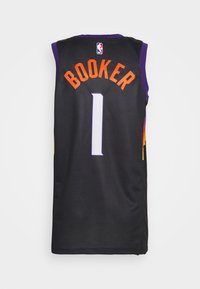 Svart baskettröja med lila detaljer, "BOOKER" i orange bokstäver, nummer "1" i vitt, och NBA-logga på övre delen av ryggen.