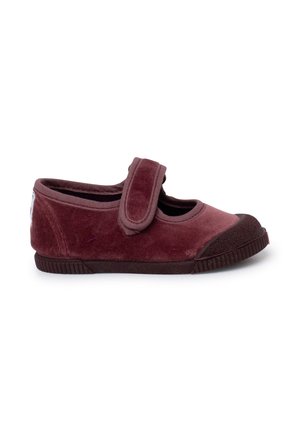 Zapato Mary Jane de terciopelo burdeos con correa de velcro. Presenta una punta redondeada y suela de goma con texturas para mayor tracción. Textura suave.