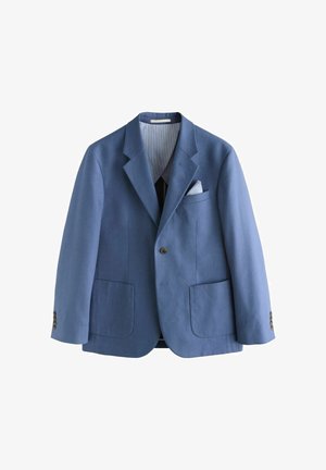 Niebieska marynarka męska z wyłogami z wcięciem, zapinana na jeden guzik, z dwoma nakładanymi kieszeniami z przodu oraz jasnoniebieską poszetką w paski.