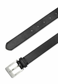 Černý kožený opasek se stříbrnou obdélníkovou sponou a několika nastavitelnými otvory na bílém pozadí.