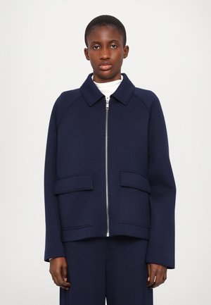 Marineblaues Jacket aus dickem Stoff, mit einem Reißverschluss, großen Fronttaschen und einem Kragen sowie Raglanärmeln. Einfaches, strukturiertes Design.