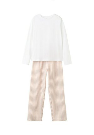 Langärmliges weißes Hemd kombiniert mit beige-weiß gestreiften, weit geschnittenen Hosen mit vertikalen Streifen auf weißem Hintergrund.