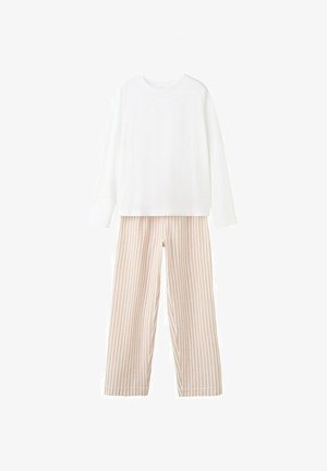 Langärmliges weißes Hemd kombiniert mit beige-weiß gestreiften, weit geschnittenen Hosen mit vertikalen Streifen auf weißem Hintergrund.