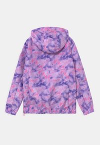 Lilla og lyserød tie-dye hættejakke med elastiske manchetter og en forlommek; letvægtsstof med en glat tekstur.