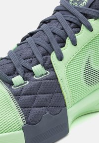 Nike Performance LEBRON WITNESS - Scarpe da basket - green/grey