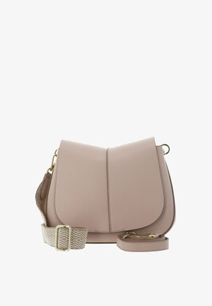 Sac bandoulière en cuir beige avec rabat arrondi, ferrures dorées et deux sangles amovibles réglables—une en tissu texturé, une en cuir lisse.