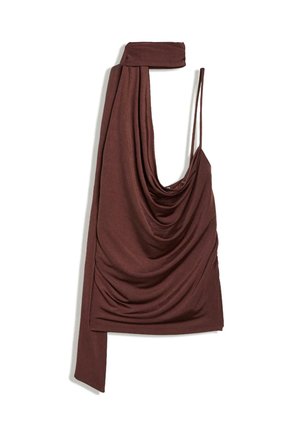 Bruin asymmetrisch mouwloos topje met gedrapeerde voorkant en één lange sjaalachtige stofstuk bevestigd aan één schouder.