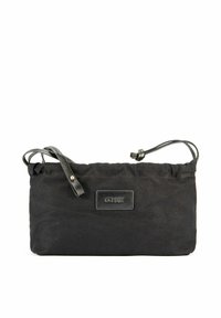 Czarna torba z tkaniny z marszczonym wierzchem, skórzanym paskiem i prostokątną etykietą z logo marki. Teksturowana powierzchnia, prosty design.