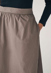 THE SET REGULAR FIT - 2 PACK  FULL MIDI  - Fustă în formă de A - black taupe brown
