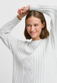 Hellgrauer, gestrickter Pullover mit Kabelmustern, einem gerippten Halsausschnitt und Bündchen sowie einer lockeren Passform. Weiche Textur und dezenter Glanz.