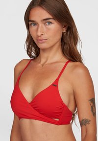 Rode bikini-top in een wikkelontwerp met dunne bandjes, gemaakt van gladde stof; heeft een klein logo-accent naast het bandje.