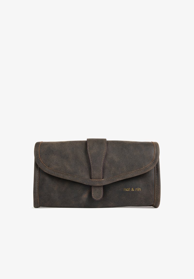 Portefeuille en cuir marron foncé avec rabat et fermeture par sangle, petit logo doré "nat & nin" en bas à droite.