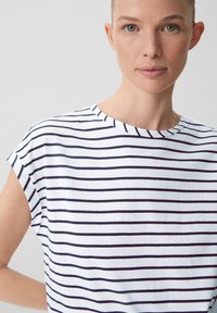 comma casual identity STREIFEN - T-shirt z nadrukiem