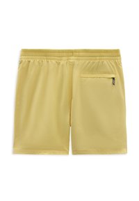 Shorts jaune à taille élastique avec une poche arrière droite arborant une petite étiquette à carreaux noirs et blancs.