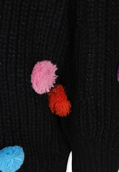 Maglione nero lavorato a maglia con pompon colorati e soffici in rosa, rosso e blu. Texture a coste in tutto il capo, con vestibilità aderente.