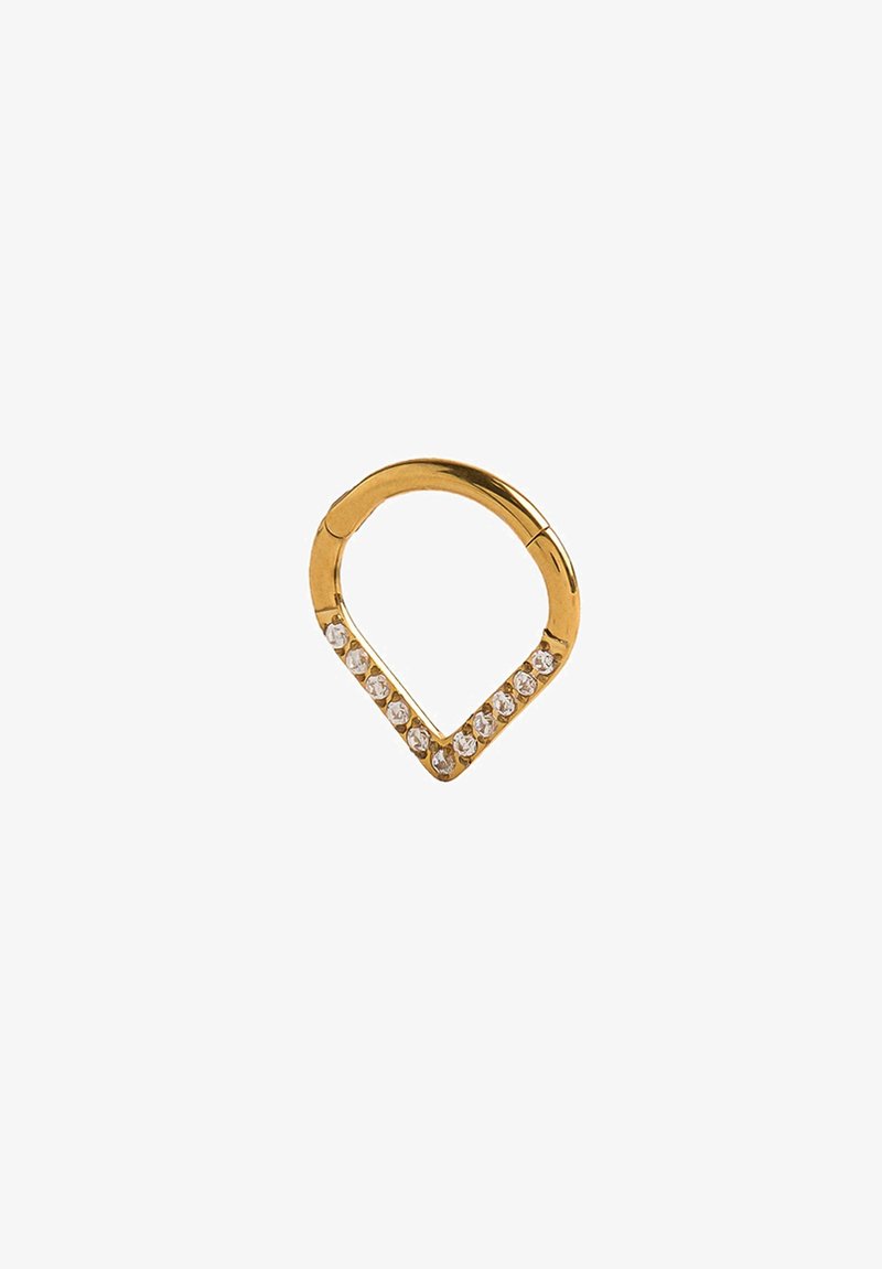 Złoty metalowy pierścionek w kształcie litery V, z rzędem przezroczystych, okrągłych kryształków na jednym brzegu. Gładka powierzchnia z polerowanym wykończeniem.