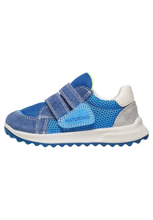 Sneaker blu in mesh e suede con due cinturini in Velcro regolabili, suola in gomma bianca e dettagli testurizzati blu.