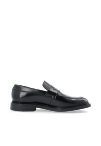 Mocassins en cuir noir au design élégant, avec des détails de couture subtils et une semelle en caoutchouc plate et basse. Présente une petite sangle sur le devant pour une touche de style supplémentaire.