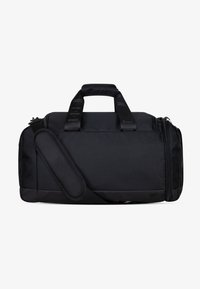 Bolsa de deporte negra hecha de tela resistente. Presenta asas dobles y una correa de hombro acolchada y desmontable. Cierre de cremallera suave y detalles con el logotipo.