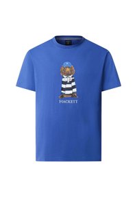 Blaues T-Shirt mit kurzen Ärmeln, bedruckt mit einer Grafik eines Hundes, der ein gestreiftes Hemd und eine blaue Mütze trägt, darunter der Text "HACKETT".
