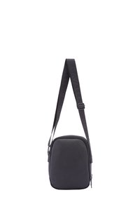 Borsa a tracolla nera realizzata in materiale sintetico testurizzato. Presenta una chiusura con zip e una tracolla regolabile con dettaglio del logo. Forma rettangolare compatta.