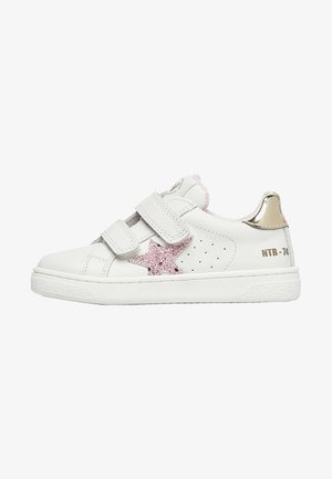Sneaker bianca con due cinturini in velcro, dettaglio a stella glitter rosa, lato perforato, accent in oro metallico sul tallone e suola bianca texturizzata.