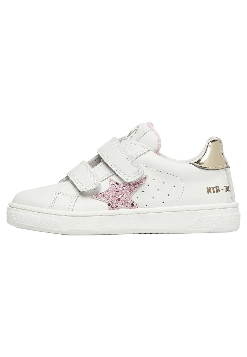 Sneaker bianca con due cinturini in velcro, dettaglio a stella glitter rosa, lato perforato, accent in oro metallico sul tallone e suola bianca texturizzata.