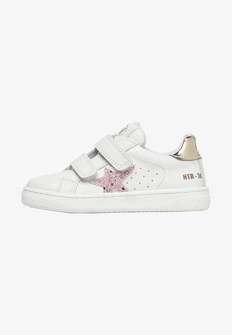 Sneaker bianca con due cinturini in velcro, dettaglio a stella glitter rosa, lato perforato, accent in oro metallico sul tallone e suola bianca texturizzata.