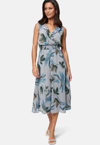 Blumenbedrucktes Midi-Kleid in Blau und Grün mit Rüschenausschnitt, tailliertem Bund und fließendem Rock. Glatter Stoff mit vertikalen Streifen.