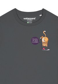 Graues T-Shirt mit einem Cartoon-Kater, der kopfüber in einer Schüssel mit einem rosa Ball sitzt. Textblasen lesen: "Houston, wir haben ein Problem." Glatte Stoffqualität.