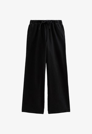 Pantalones anchos negros de algodón suave con cinturilla elástica y cordón, que cuentan con bolsillos laterales y una textura simple y lisa.