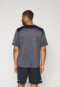 Under Armour UTILITY - Športne majice - black/super pink
