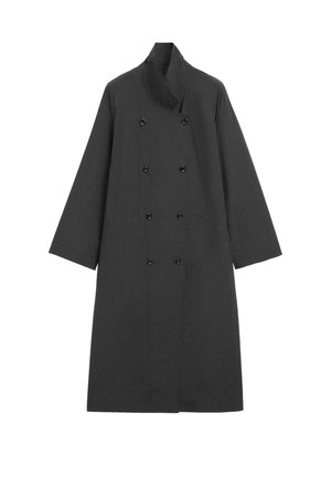 Langer schwarzer Mantel mit doppelreihiger Knopfleiste, hohem Kragen, weiten Ärmeln und Seitentaschen, präsentiert vor weißem Hintergrund.
