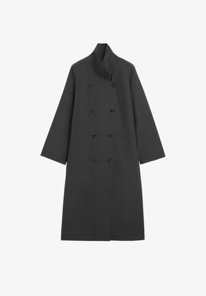 Langer schwarzer Mantel mit doppelreihiger Knopfleiste, hohem Kragen, weiten Ärmeln und Seitentaschen, präsentiert vor weißem Hintergrund.