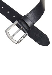 Cinturón de cuero negro con una hebilla de metal plateado. La hebilla tiene grabado "Pepe Jeans" y el cinturón presenta cinco agujeros de ajuste.