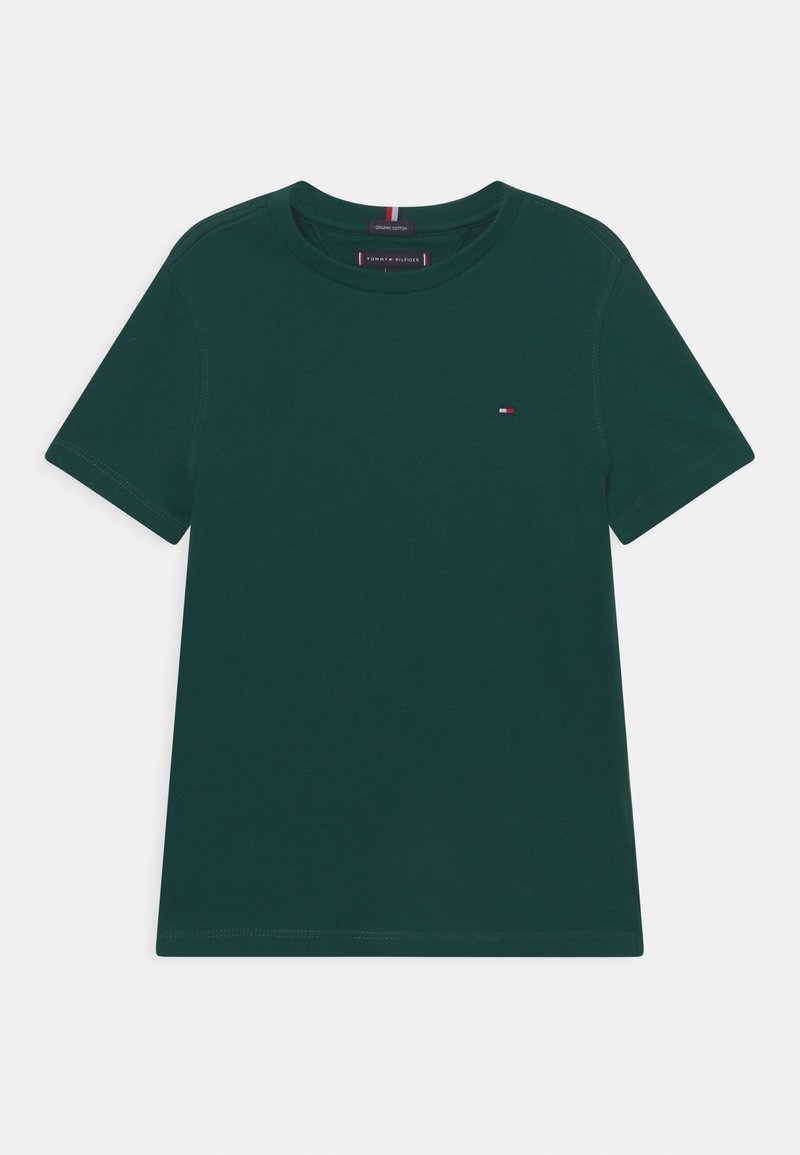 Camiseta de algodón orgánico verde oscuro con mangas cortas, cuello redondo y un pequeño detalle de logo en el pecho. Textura suave, diseño básico.