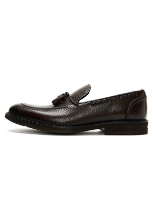 Mocassin à glands en cuir texturé marron foncé avec semelle noire et bout arrondi, présenté en profil latéral sur fond blanc.