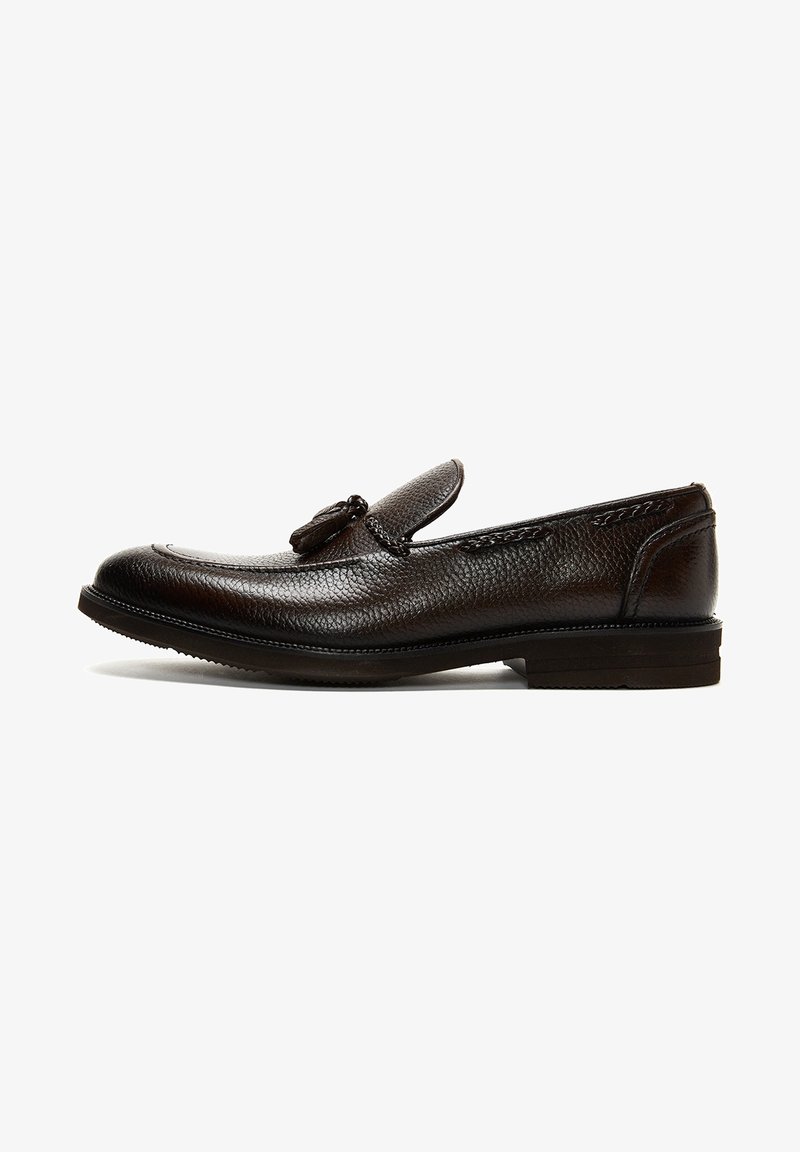 Mocassin à glands en cuir texturé marron foncé avec semelle noire et bout arrondi, présenté en profil latéral sur fond blanc.