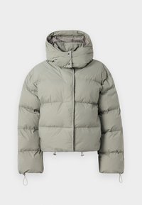 Puffersjakke i dæmpet grøn, med høj krave, oversize pasform, quiltet struktur og justerbare snore i kanten og ved ærmerne.