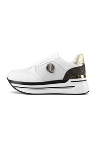 Sneaker bianco con tomaia testurizzata, dettaglio dorato sul tallone, logo laterale e suola imbottita spessa bicolore nera e bianca.