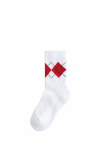 Weiße Baumwollsocke mit rotem Argyle-Muster und grünen Akzenten. Rippendesign am oberen Ende. Geeignet für Freizeitkleidung.